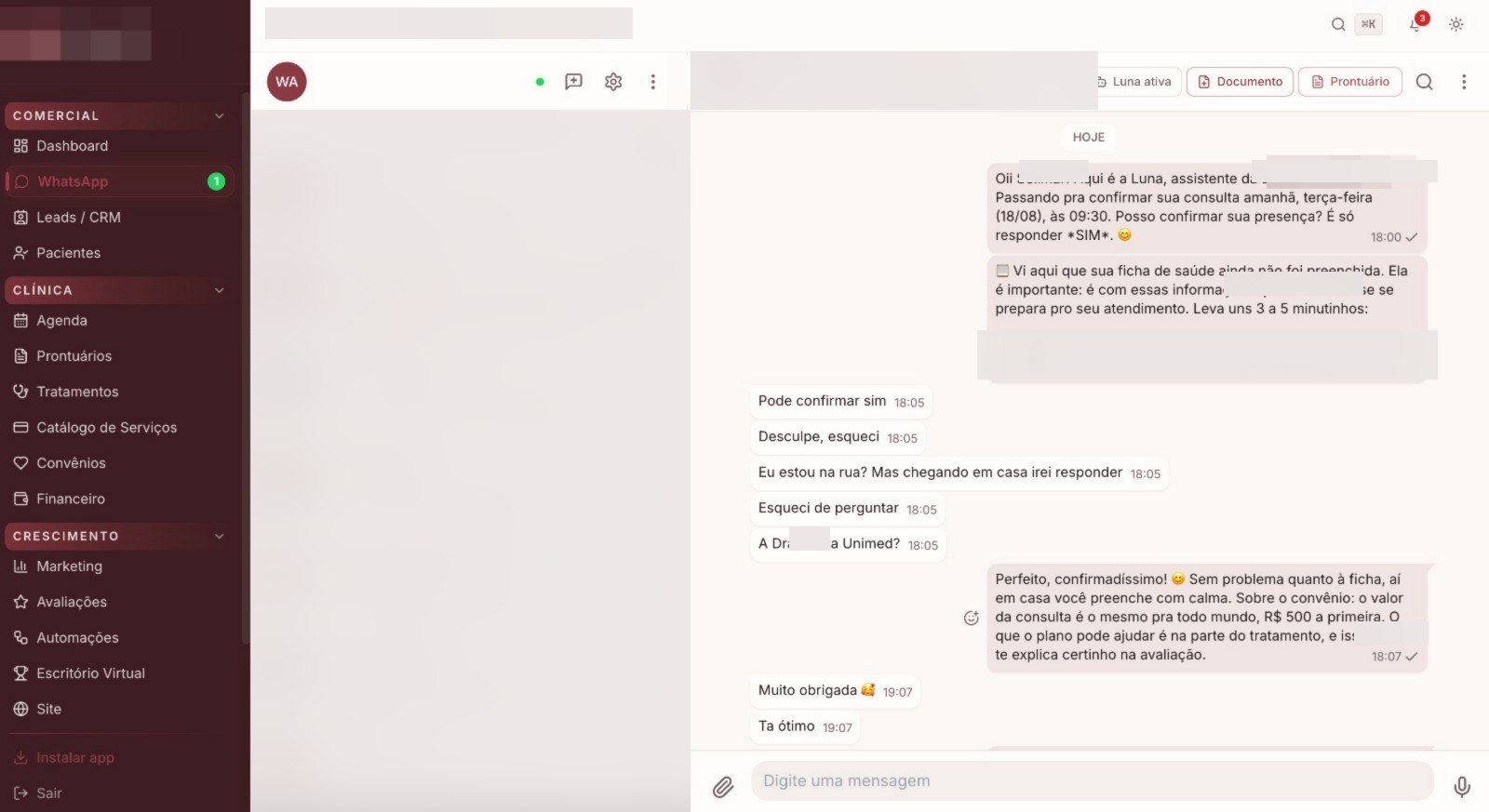 Conversa real em que o agente confirma a consulta do dia seguinte, cobra o preenchimento da ficha de saúde e responde a uma dúvida sobre convênio e valor